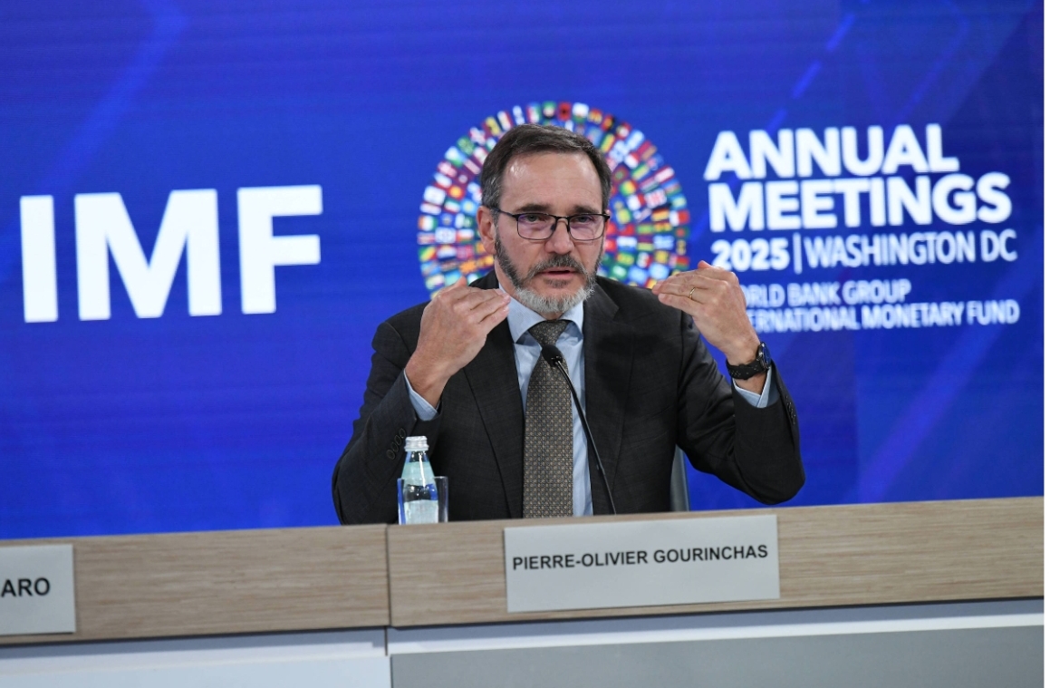 Na contramão do mundo, FMI eleva projeção de crescimento do PIB do Brasil em 2026