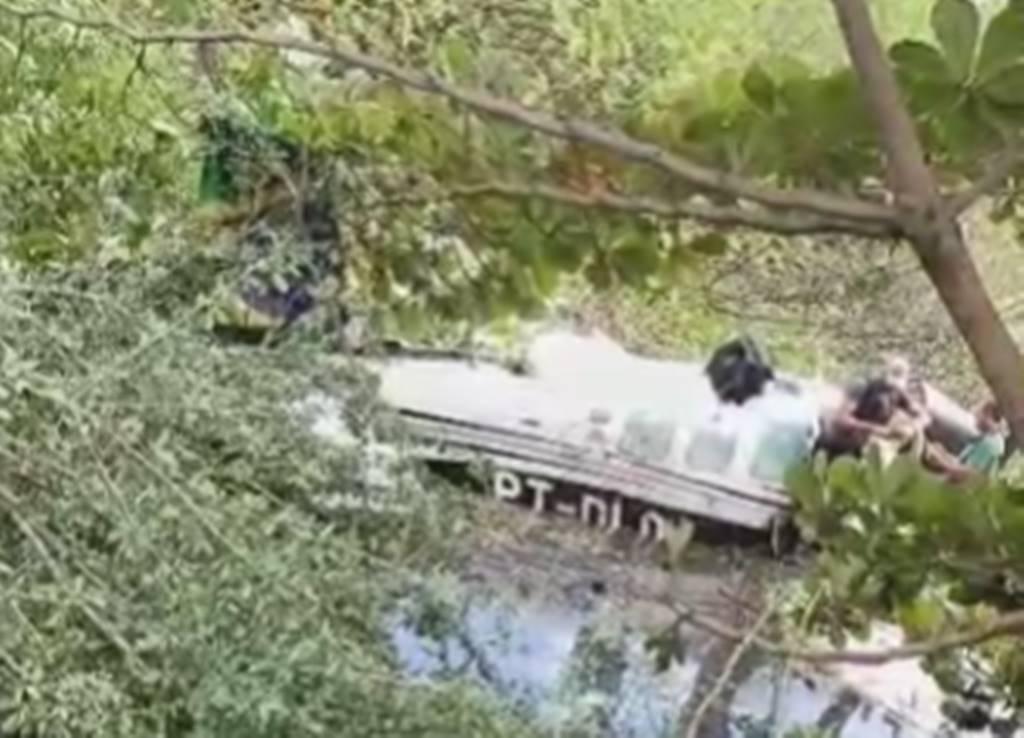 Avião de pequeno porte cai em lago