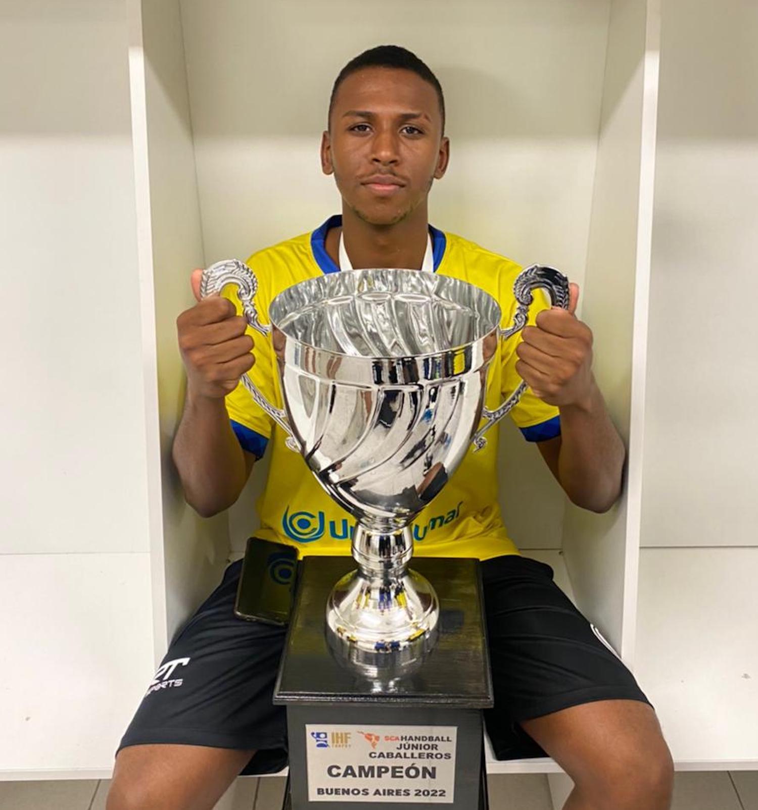 "A mensagem é de gratidão. E ser convocado pra seleção brasileira foi muito emocionante", celebra Arthur.