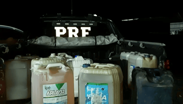 Ao todo, 400 litros de gasolina foram apreendidos