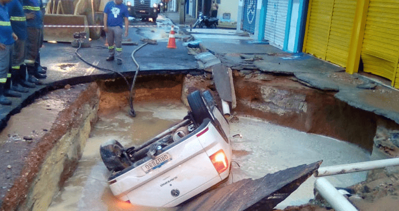 Carro cai em cratera após adutora romper na zona Sul