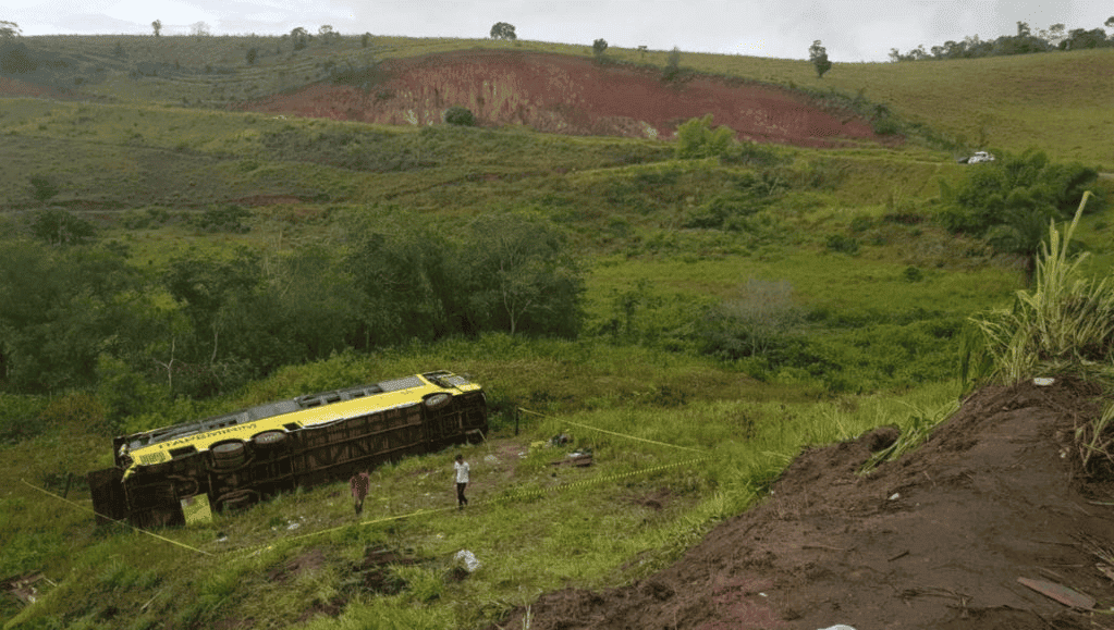 Ônibus tomba e deixa dois mortos