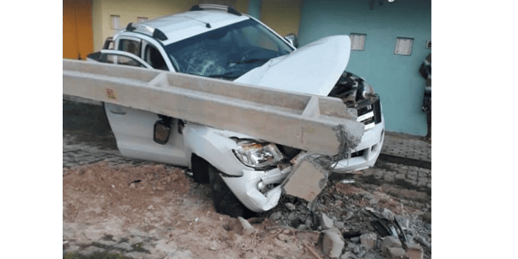Motorista de carro derruba poste em Floriano