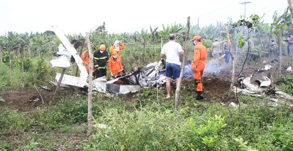 Bombeiros fazem buscas no local do acidente com aeronave