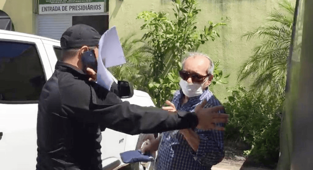 Jornalista Arimateia Azevedo sendo conduzido por policiais