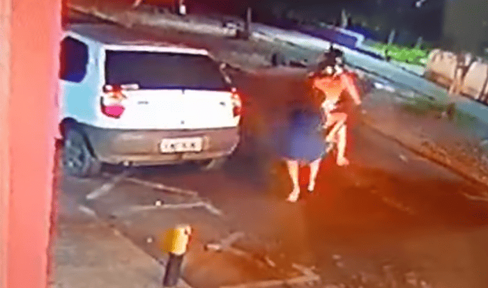 Adolescente é arrancada de moto e agredida após realizar assalto