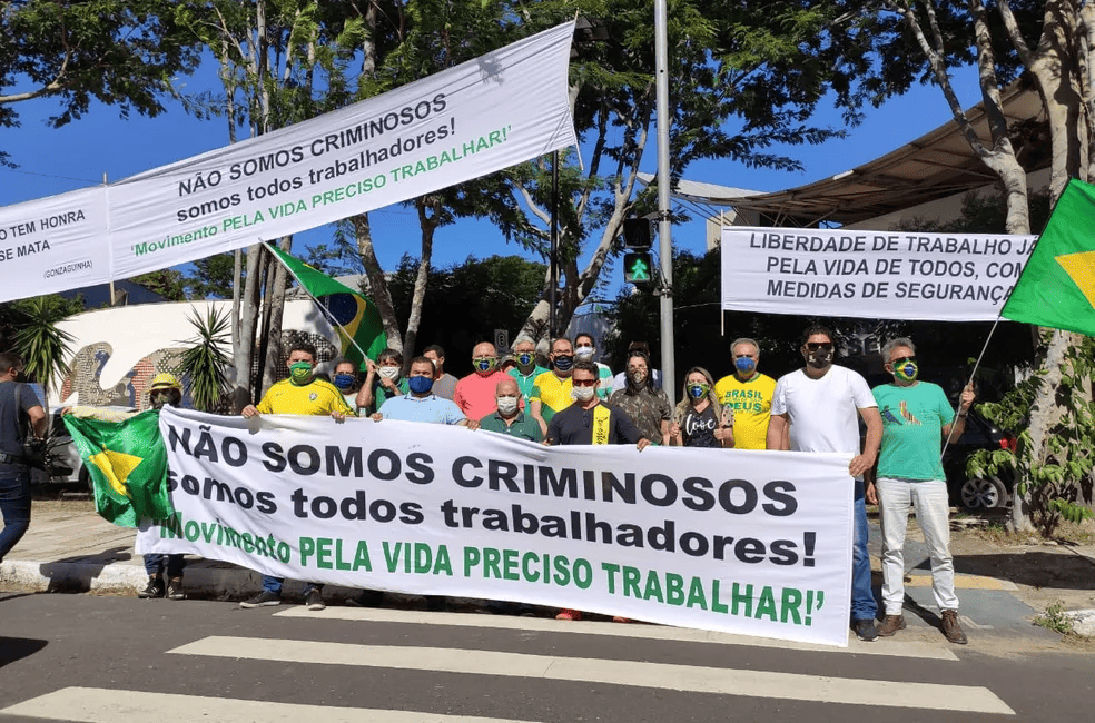 Protesto dos empresários em frente a Câmara de Teresina