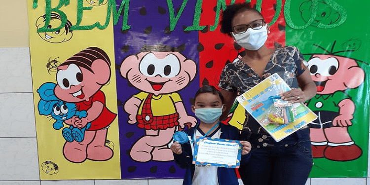 Aluno Yann Ramon, de 5 anos, com a educadora Iluska Cristine