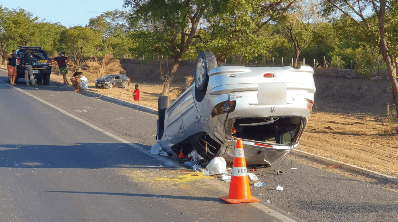 Carro capota na BR-316 em Teresina