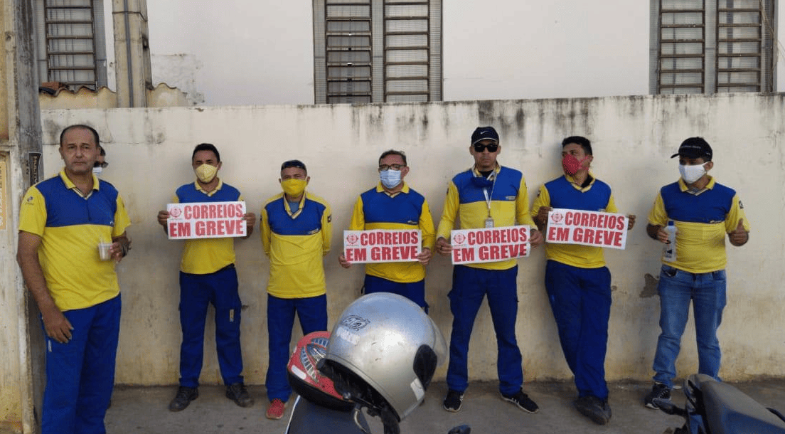 Funcionários dos Correios deflagram greve