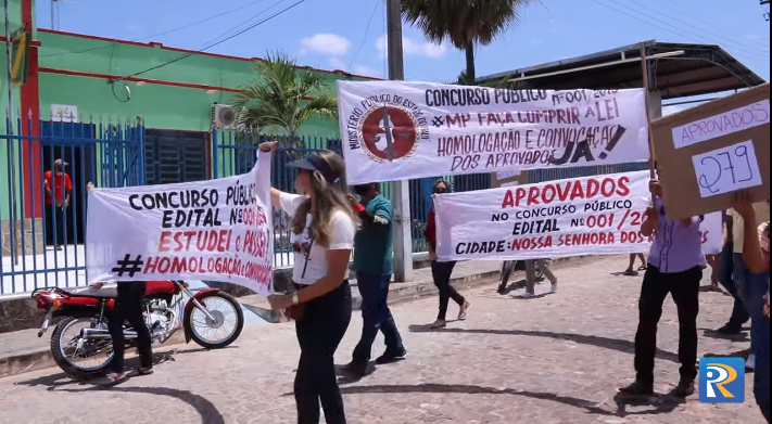 Aprovados em concurso são ameaçados com facão durante protesto