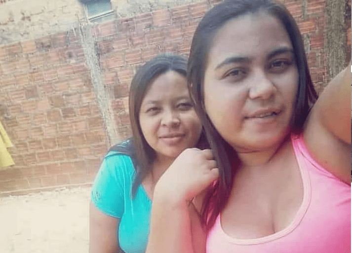 Maria Aparecida (blusa azul) ao lado da companheira Jucivânia