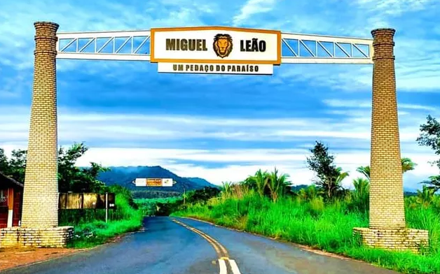 Prefeito de Miguel Leão põe símbolo que representa a família na entrada da cidade