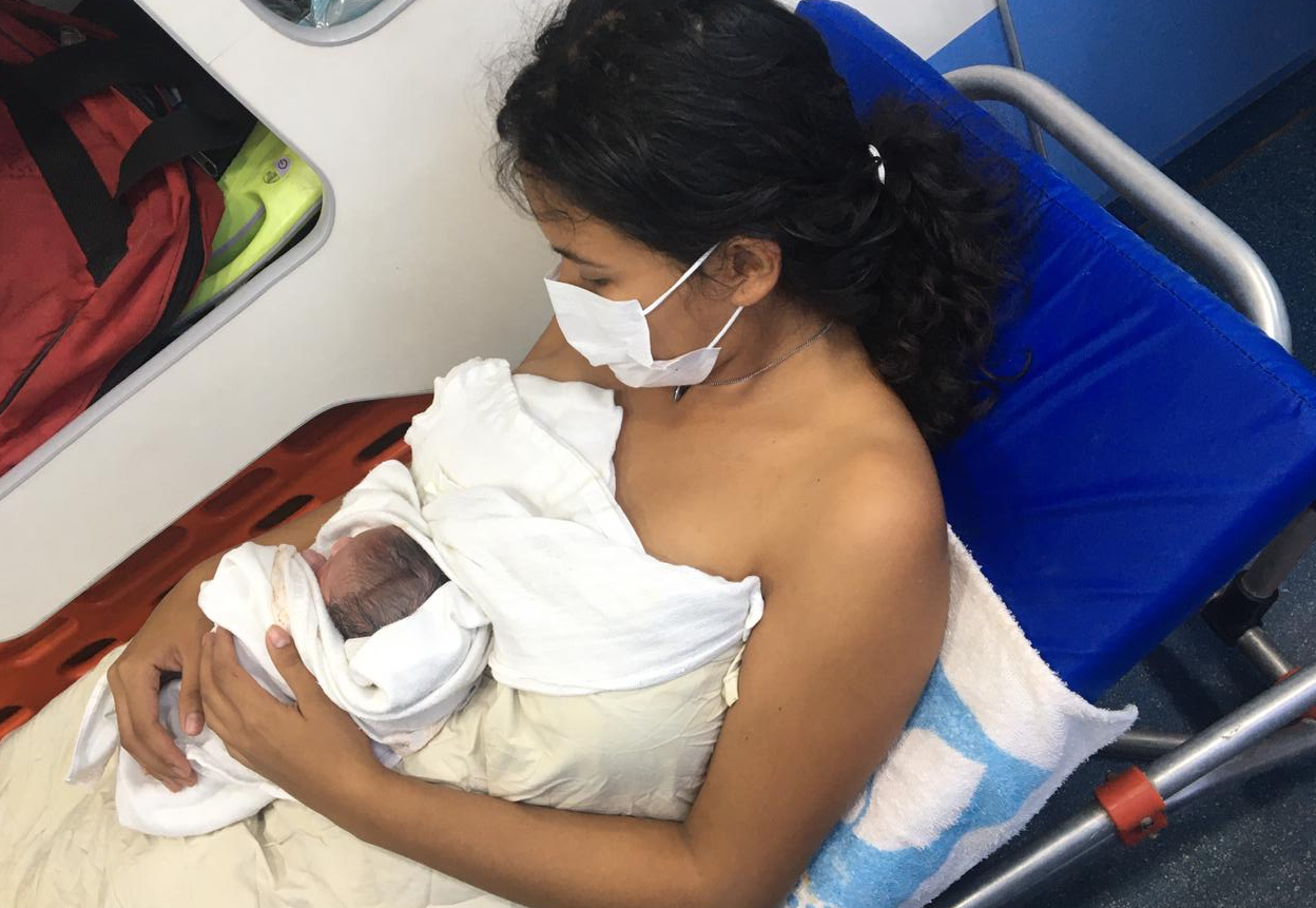 Mulher dá à luz sozinha em casa