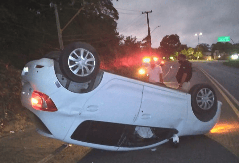 Motorista bate em poste e carro capota na BR 343
