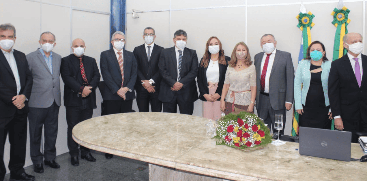 Flora Izabel toma posse como conselheira do TCE-PI