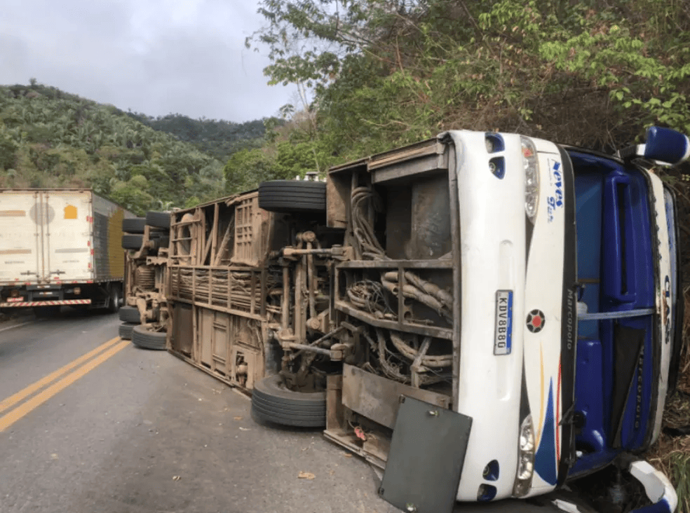 Ônibus com passageiros de Teresina tomba em Tianguá