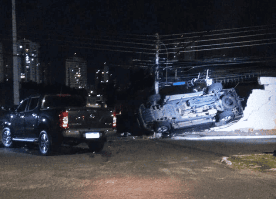Carro derruba poste e muro de residência em Teresina