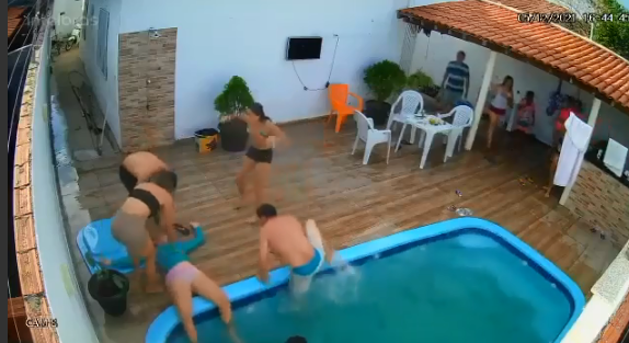 Garota de 13 anos fica inconsciente após ter cabelo sugado em piscina