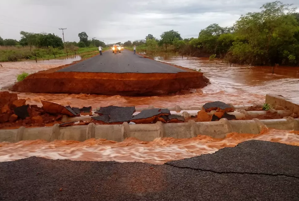 Trecho da PI-256 entre Morro Cabeça no Tempo e Curimatá se rompe