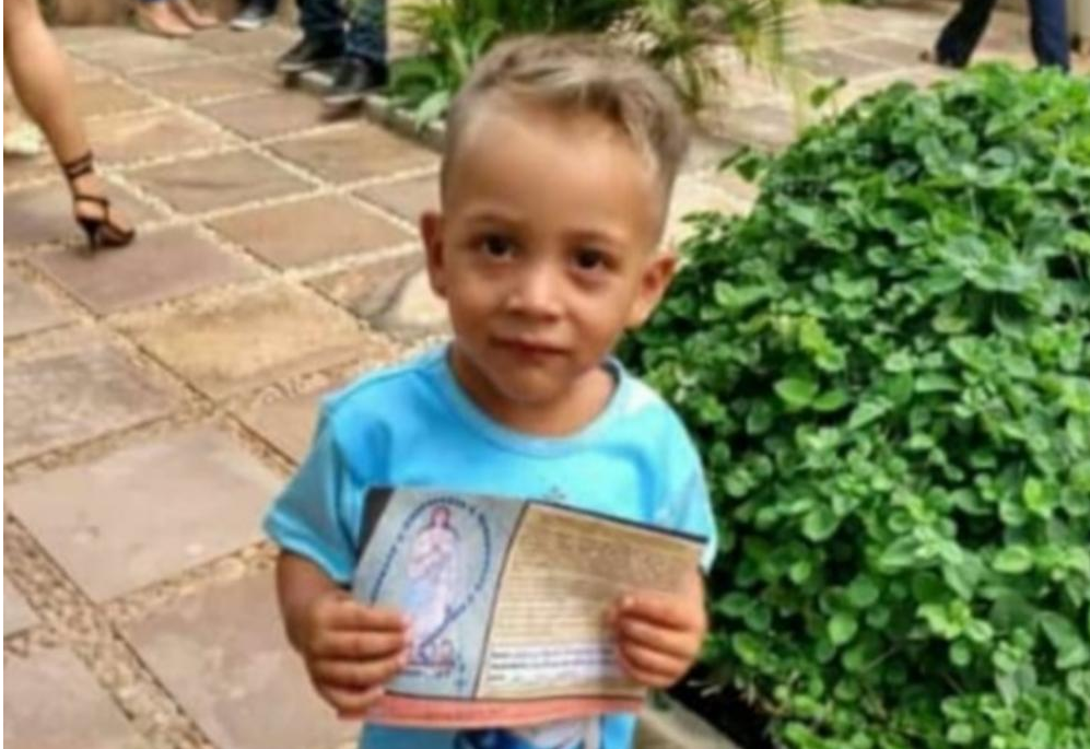 Menino morre afogado em piscina