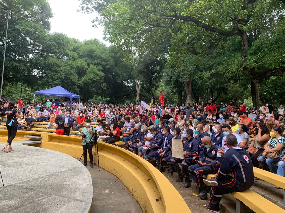 Trabalhadores fazem manifestação no Teatro de Arena