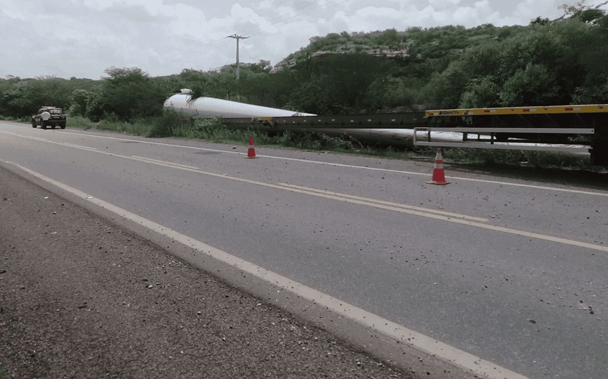 Mais uma carreta que transportava pá eólica tomba no Sul do Piauí