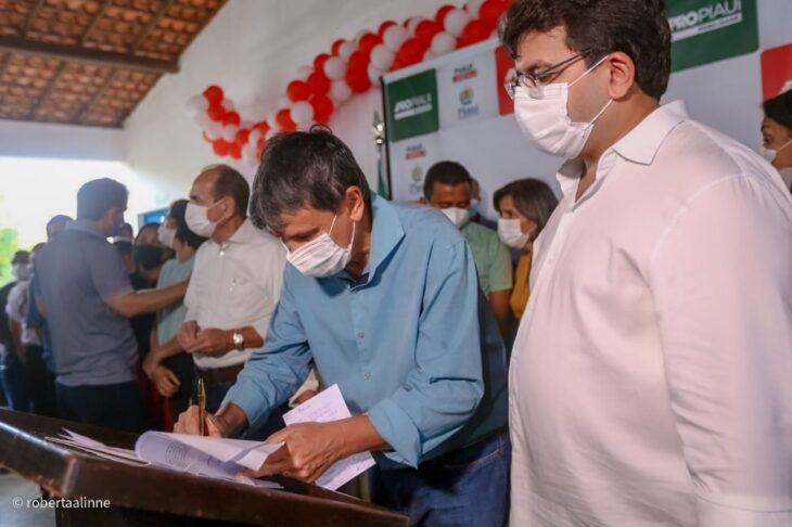 Wellington Dias entrega título de propriedade de terras em Colônia do Gurguéia