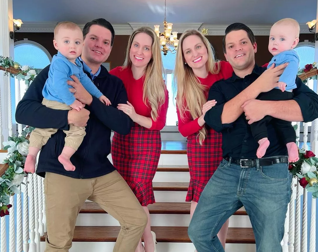 Irmãs gêmeas se casam com irmãos gêmeos e têm bebês idênticos