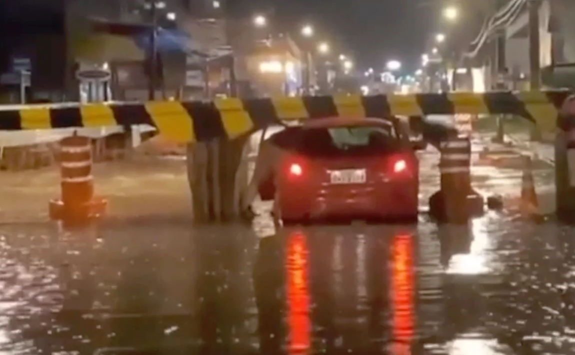 Carro fica preso em bloqueio na Avenida Homero Castelo Branco