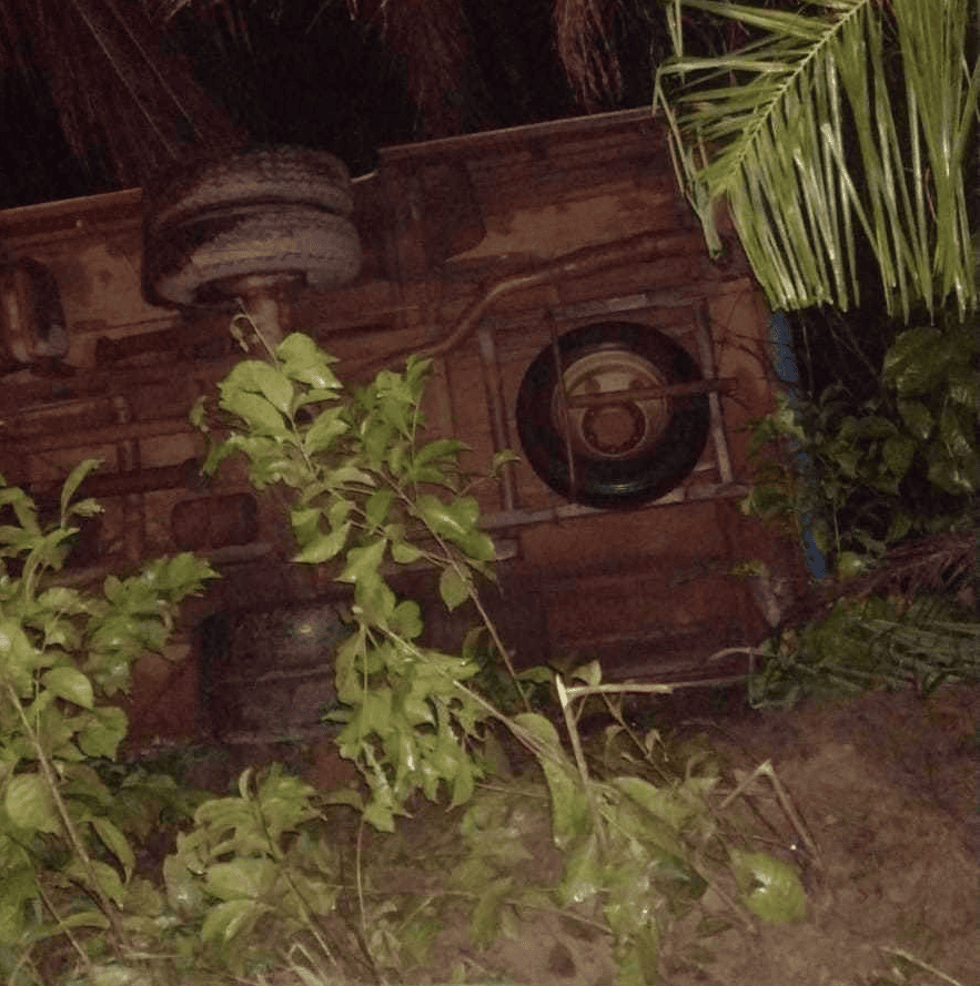 Van com 12 passageiros tomba entre Teresina e Nazária