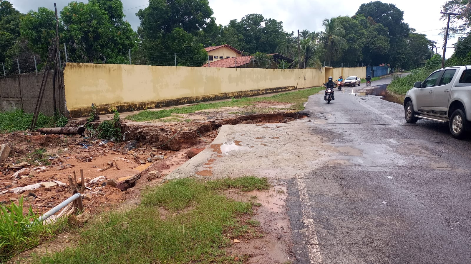 Cratera se abre na entrada da Cacimba Velha e põe moradores em risco