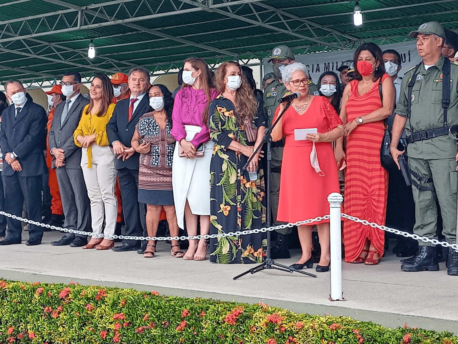 Regina Sousa e outras autoridades na solenidade se troca de comando na PM