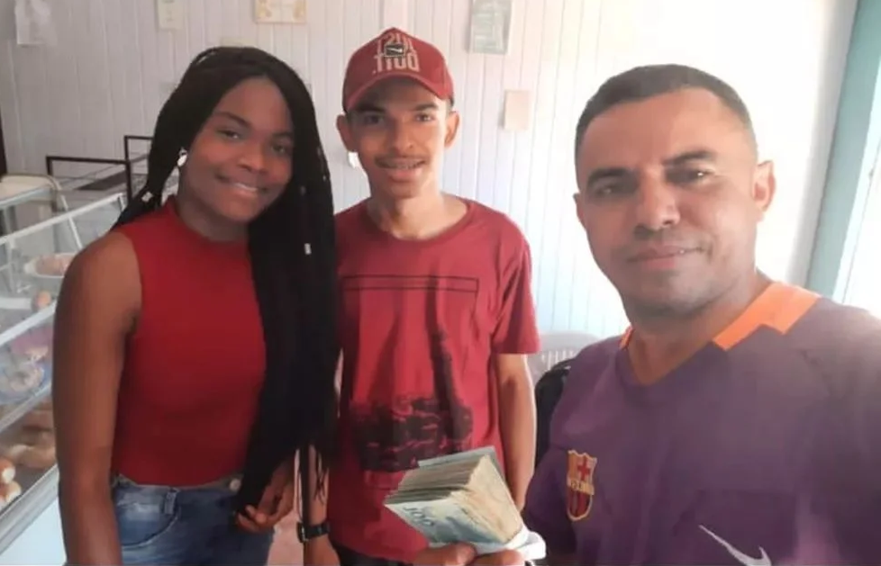 Empresário Cleiton Barroso e os estudantes