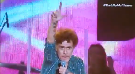 Nando Reis grita "fora Bolsonaro" e faz L de Lula