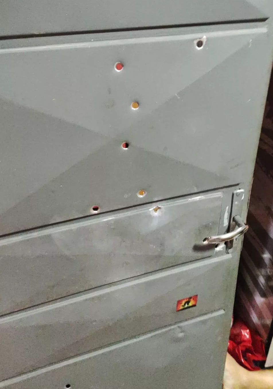 Portão da casa onde as vítimas estavam ficou crivado de balas