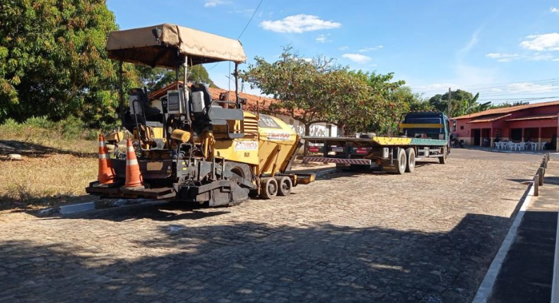 Máquinas esperando autorização para iniciar obra