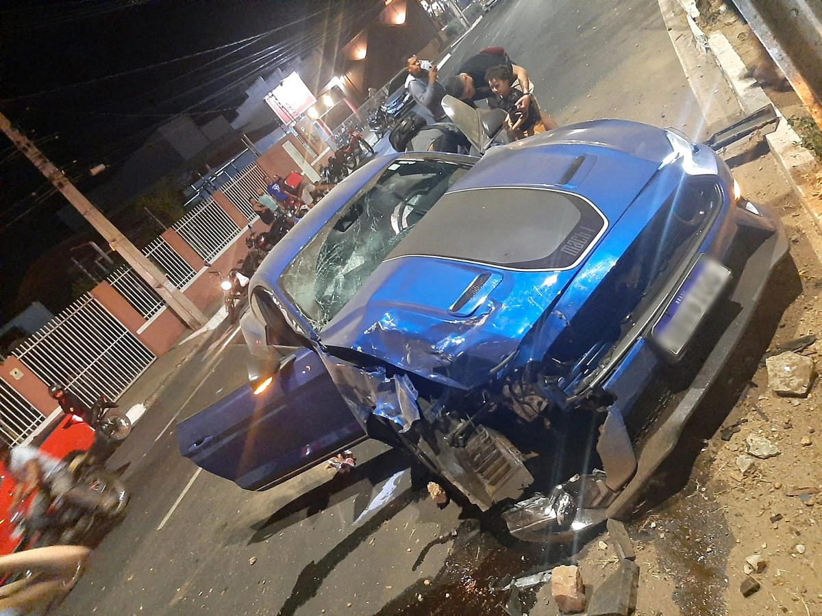 Carro de luxo se envolve em acidente na zona Leste de Teresina