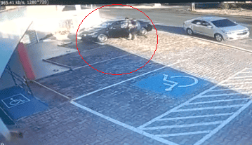 Idosa é arrancada de veículo durante assalto