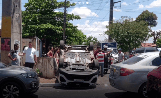Taxi tomba na avenida Gil Martins