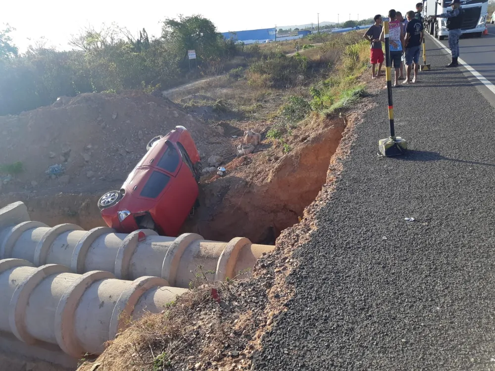 Homem morre em acidente e irmã fica gravemente ferida