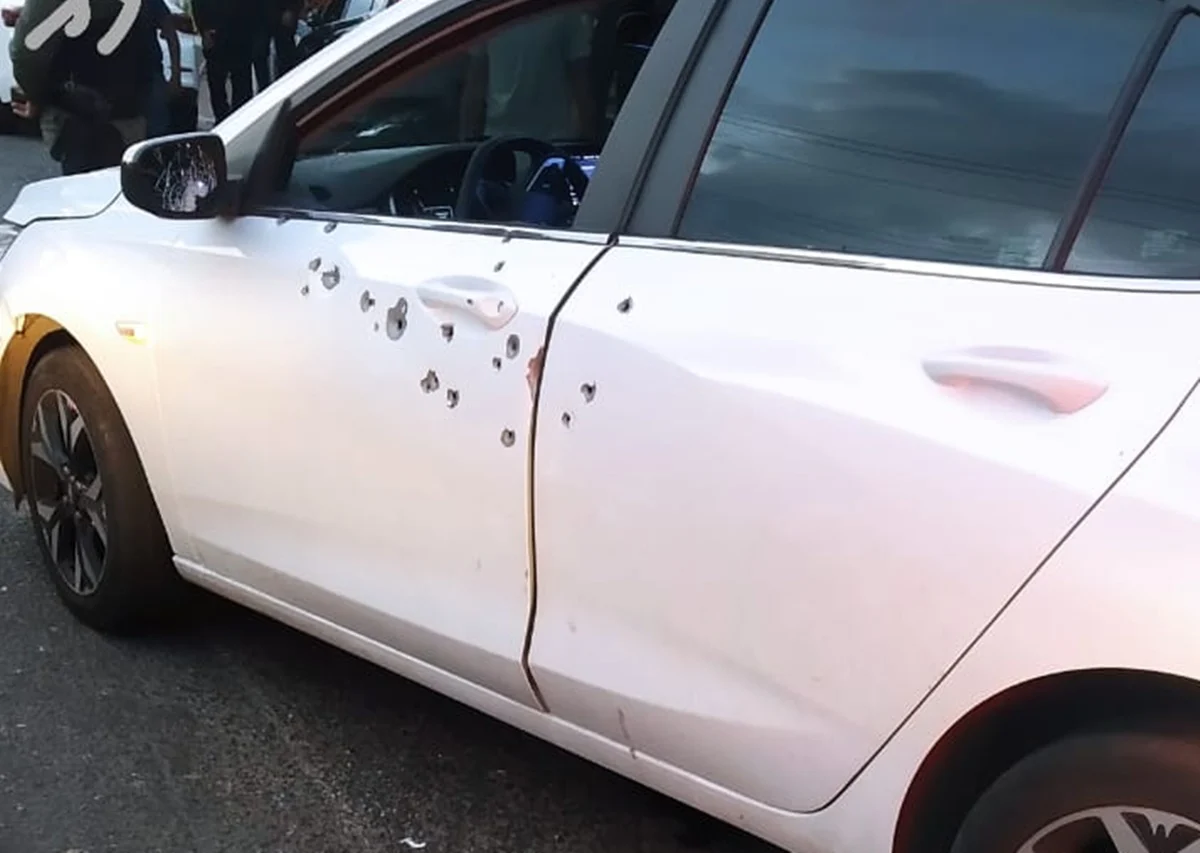 Três homens são baleados dentro de carro na zona Leste