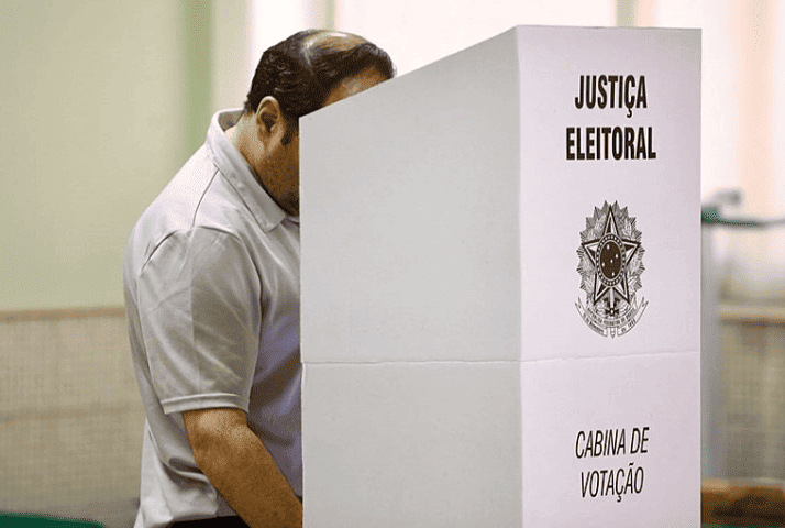 Eleitor votando