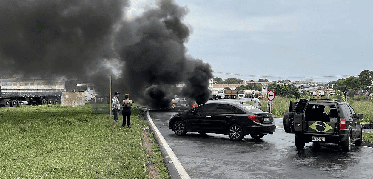 Caminhoneiros bolsonaristas fazem manifestação em vários estados