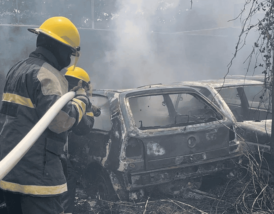 Carros pegam fogo no pátio da Delegacia de Barras