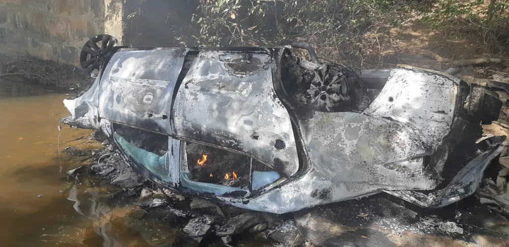 Carro cai de ponte e crianças ficam feridas