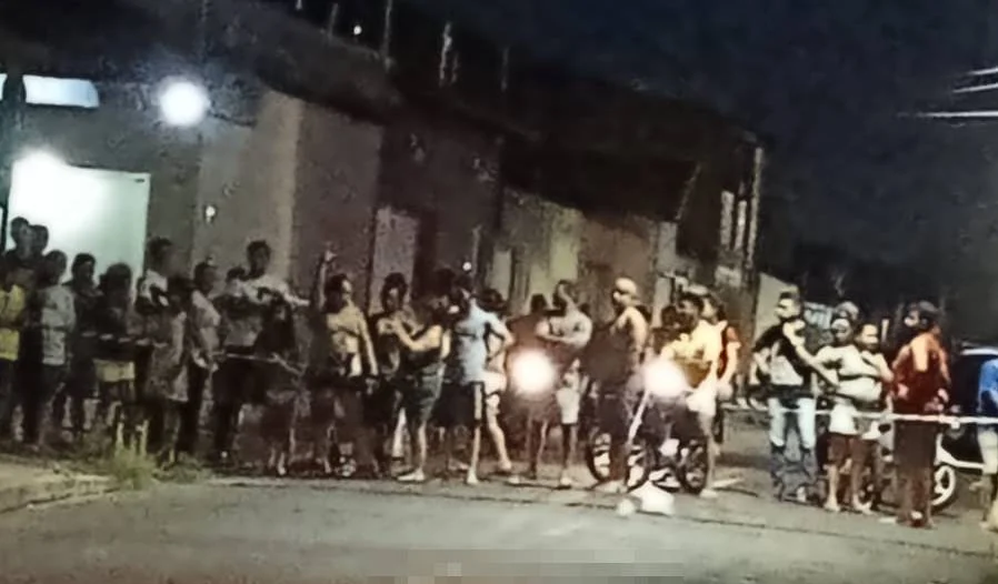 Curiosos se aglomeram no local do crime
