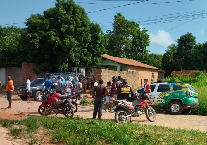 Polícia e curiosos no local do crime
