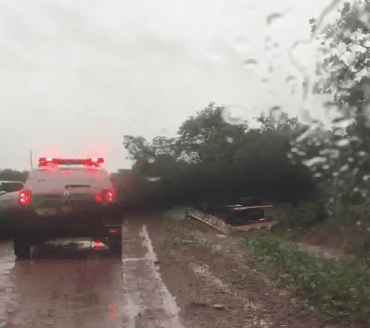 Caminhão capota e motorista morre
