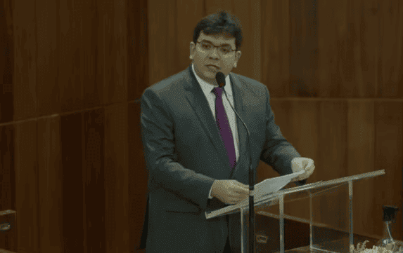 Rafael Fonteles durante leitura da mensagem anual